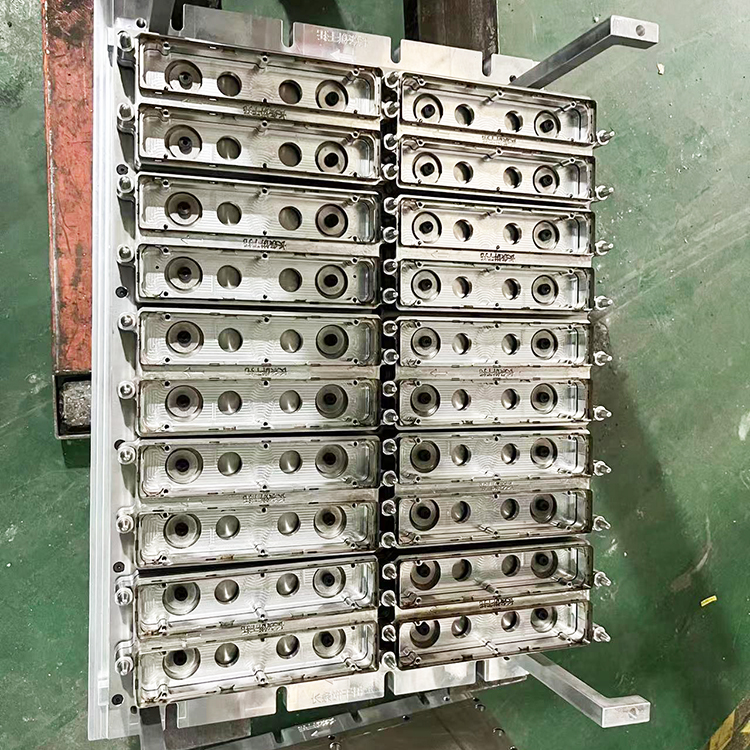 Punching mold for thermoforming machine