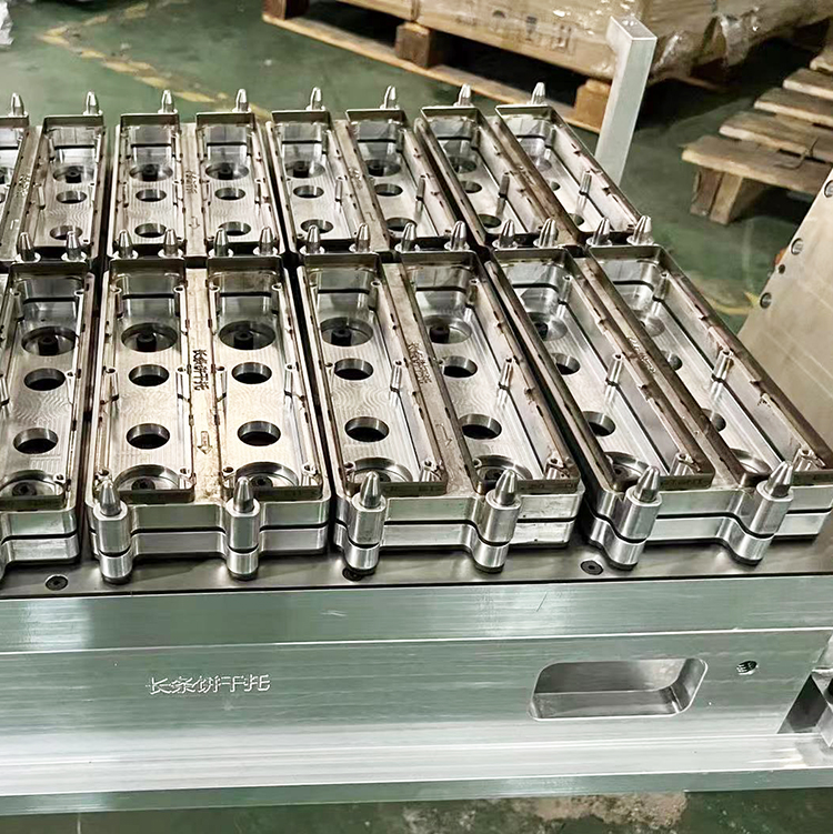 Punching mold for thermoforming machine