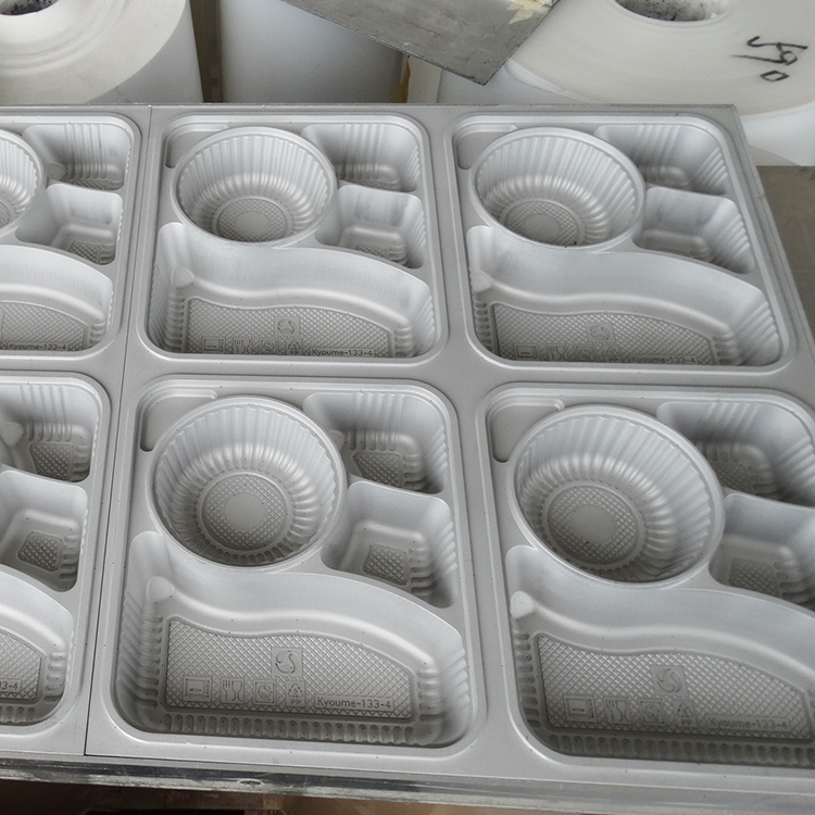 Forming mold for thermoforming machine